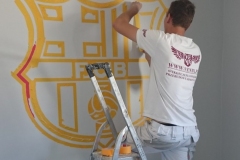 Malowane logo na ścianie